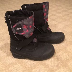 Boys size 3 snow boot
